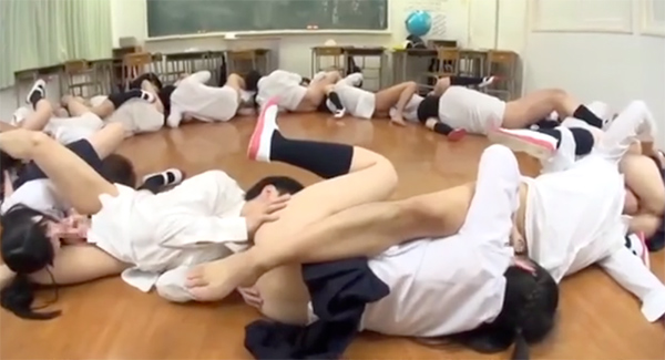 教室でみんなで69して性器を舐め合う仲良しクラスメート